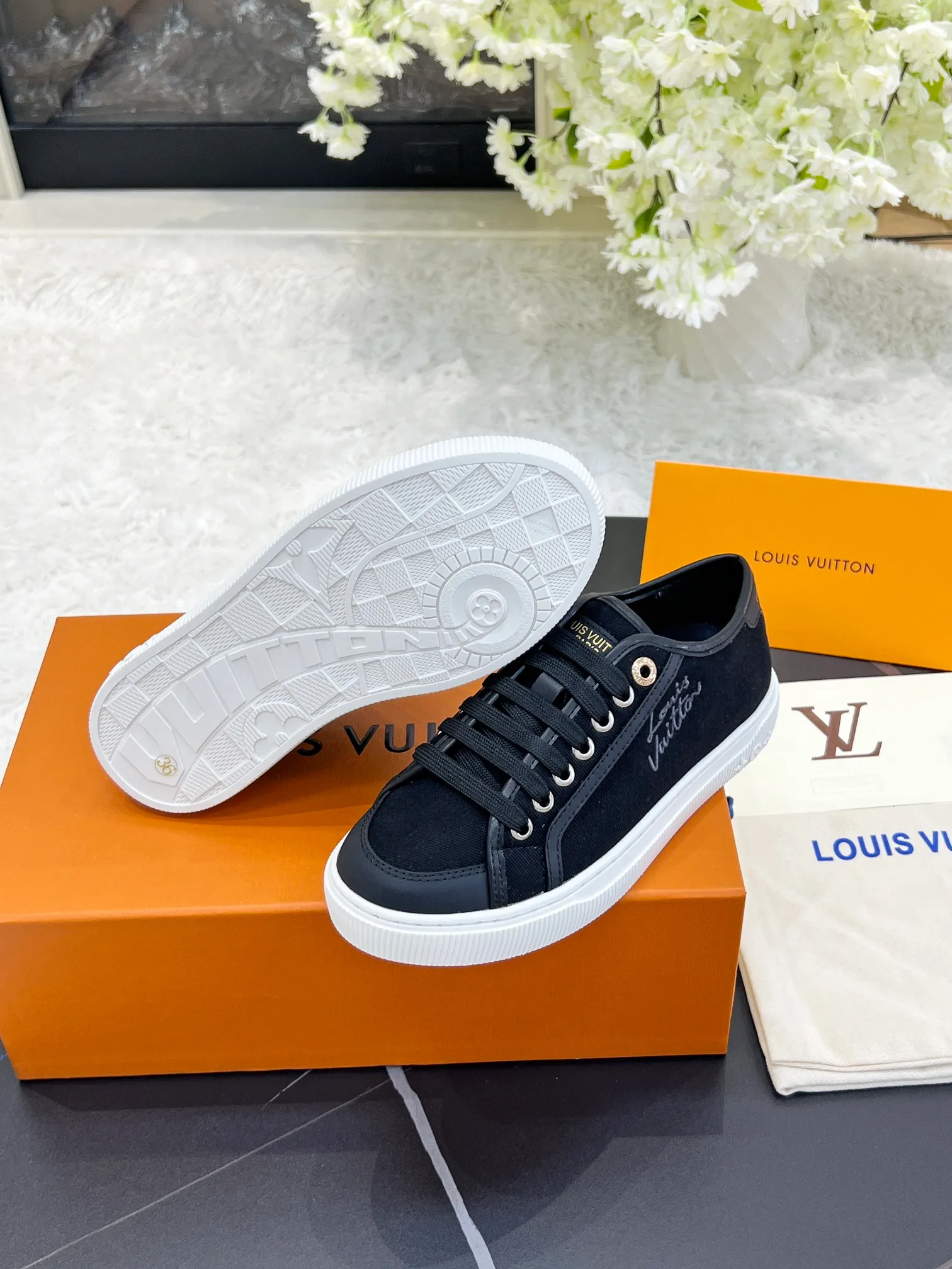 👟👟Ex-factory price 420👟👟 New arrival🆕🆕🆕 This LV Lagoon sneaker is made of lightweight canvas embroidered with the handwritten Louis Vuitton Paris logo. It highlights the casual summer atmosphere with a trendy and simple configuration, and can easily brighten up various looks. Monogram flowers bloom on the soft rubber sole. Code number: 35~41, multiple colors available! Oil edges + TPU outsole + drawer box packaging